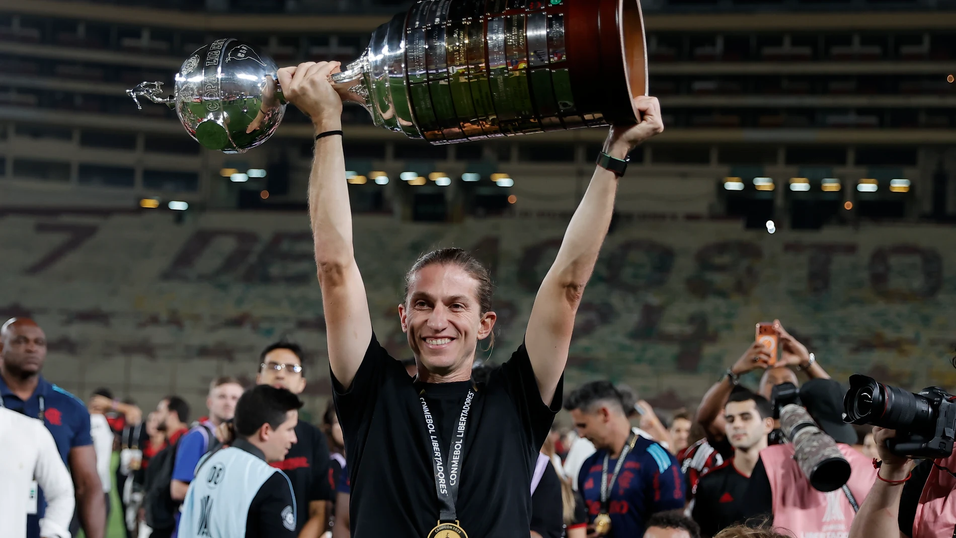 AMDEP9840. LIMA (PERÚ), 29/11/2025.- El entrenador de Flamengo Filipe Luís celebra con el trofeo de la Copa Libertadores este sábado, en el estadio Monumental U, en Lima (Perú). EFE/ José Jácome