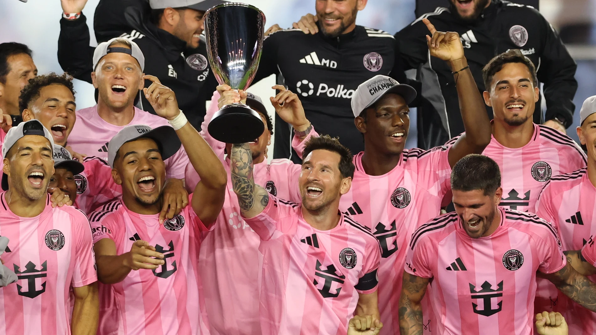 FOTODELDÍA AME4285. FORT LAUDERDALE (ESTADOS UNIDOS), 29/11/2025.- Liones Messi (c) de Inter Miami celebra con el trofeo de la Major League Soccer este sábado, al final del partido entre Inter Miami y New York City Football Club en el estadio Chase, en Fort Lauderdale (Estados Unidos). EFE/ Giorgio Viera