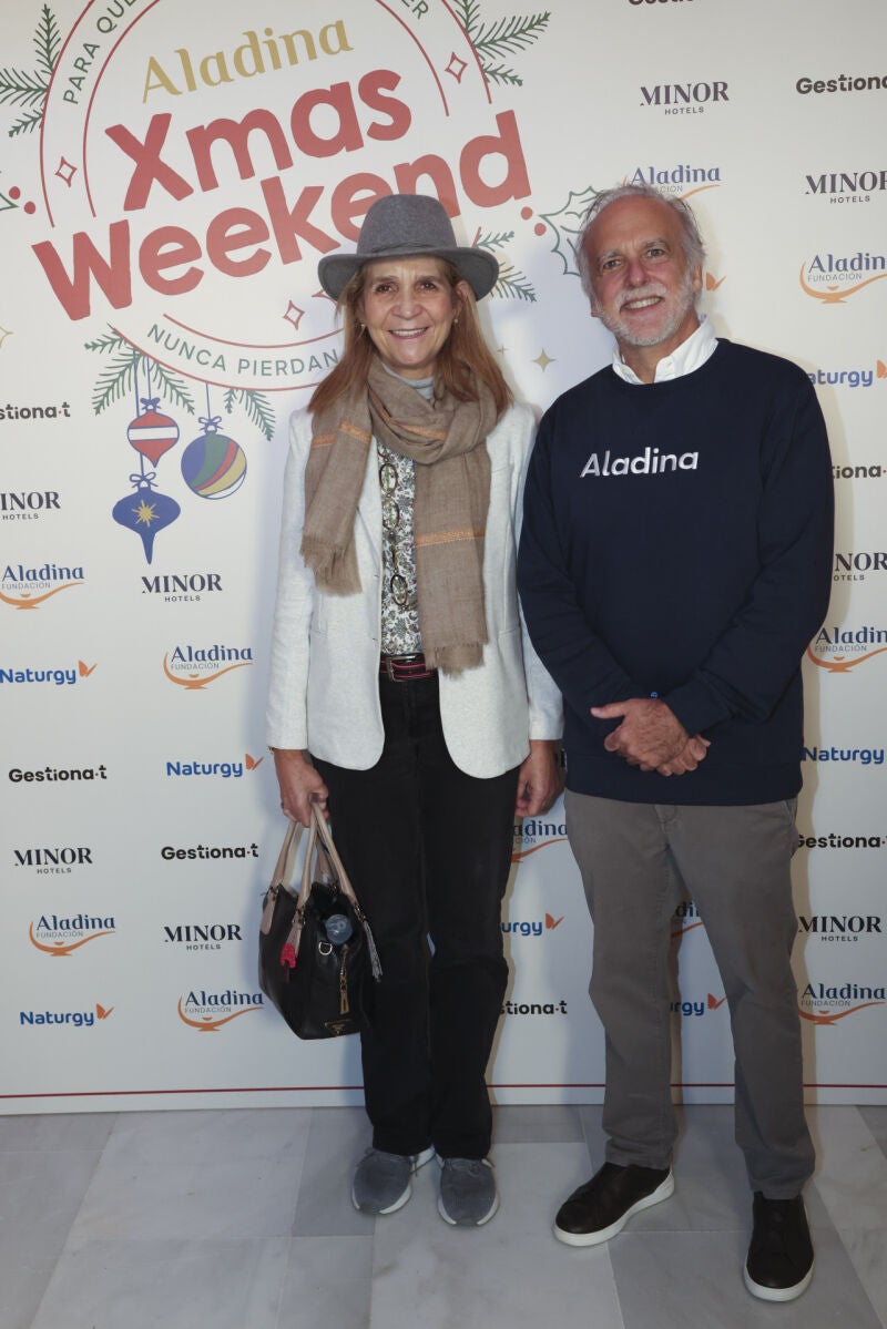 El look de la Infanta Elena en el mercado navideño de la Fundación Aladina.