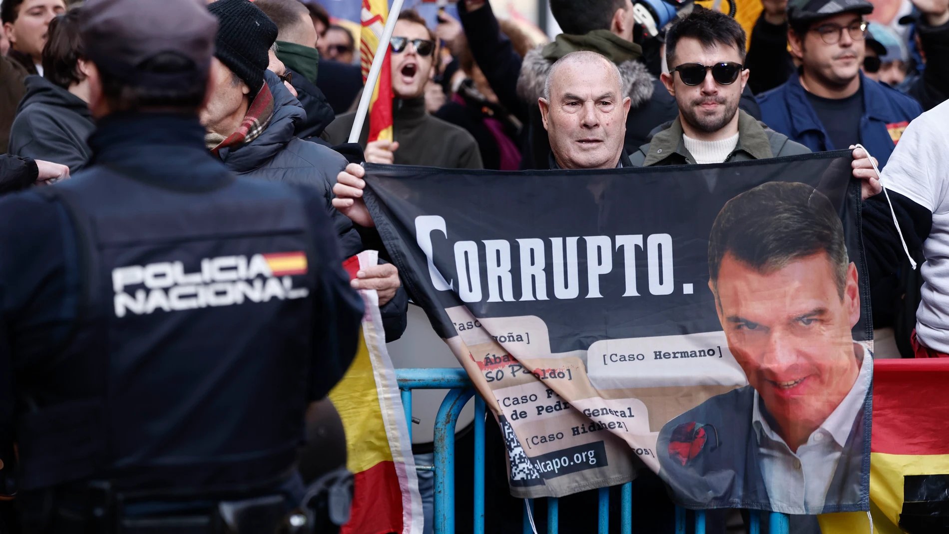 MADRID, 30/11/2025.- Las juventudes de Vox convocan una protesta en Ferraz este domingo con el lema “todos contra una organización criminal”. EFE/ Sergio Pérez