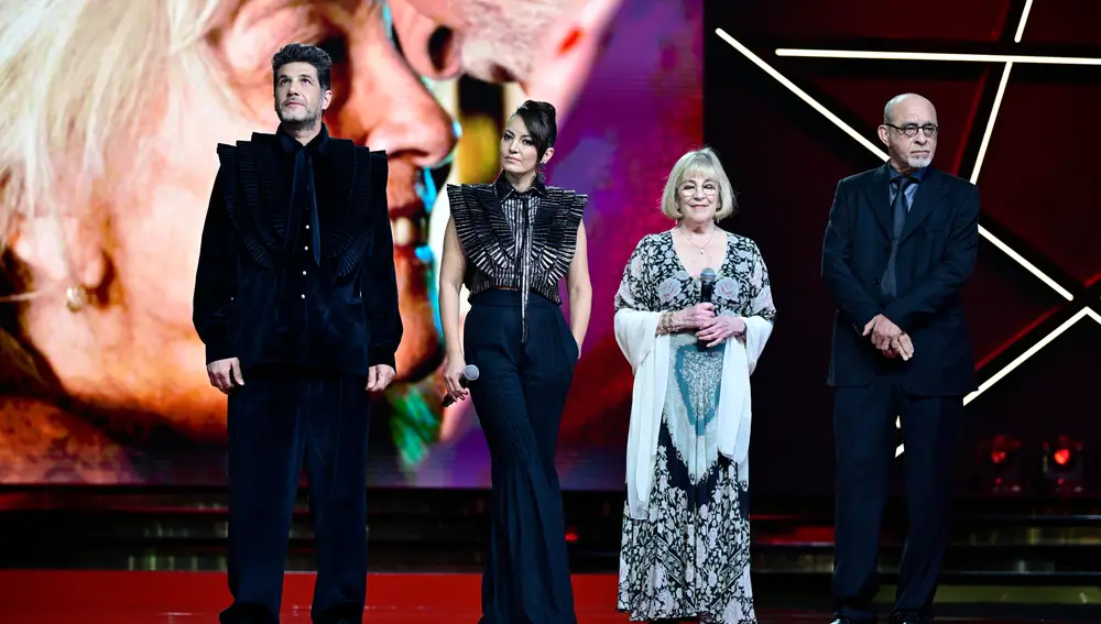 Maryam Touzani y Carmen Maura en el Festival de Marrakech, junto a Ahmed Boulane, actor en la cinta, y Nabil Ayouch, coguionista