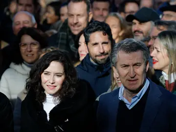 El PP protesta contra el Gobierno en el Templo de Debod MADRID, 30/11/2025.- El líder del PP, Alberto Núñez-Feijóo (d), y la presidenta de la Comunidad de Madrid, Isabel Diaz Ayuso (i), asisten a la concentración contra el Gobierno de Pedro Sánchez, por los casos de corrupción que protagonizan José Luis Ábalos, Koldo García y Santos Cerdán, convocada por el Partido Popular (PP) en el Templo de Debod en Madrid, este domingo. EFE/ Juanjo Martín