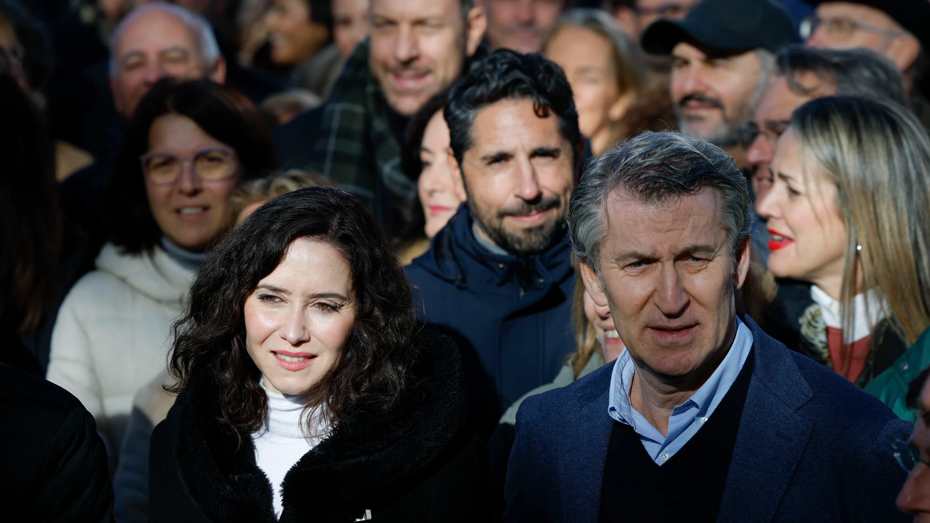 MADRID, 30/11/2025.- El líder del PP, Alberto Núñez-Feijóo (d), y la presidenta de la Comunidad de Madrid, Isabel Diaz Ayuso (i), asisten a la concentración contra el Gobierno de Pedro Sánchez, por los casos de corrupción que protagonizan José Luis Ábalos, Koldo García y Santos Cerdán, convocada por el Partido Popular (PP) en el Templo de Debod en Madrid, este domingo. EFE/ Juanjo Martín
