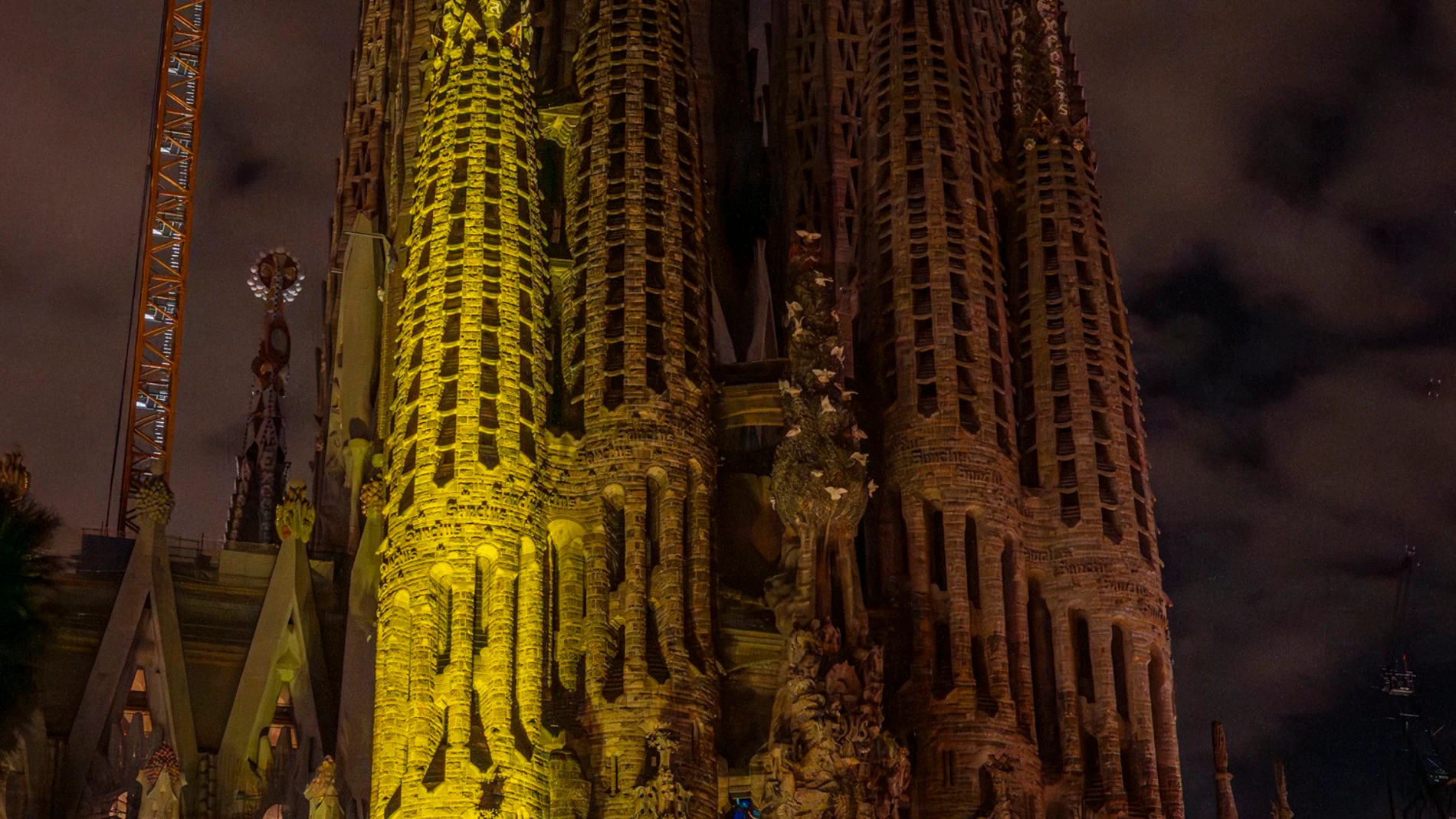La torre iluninada durante la celebración REMITIDA / HANDOUT por SAGRADA FAMÍLIA - PEP DAUDÉ Fotografía remitida a medios de comunicación exclusivamente para ilustrar la noticia a la que hace referencia la imagen, y citando la procedencia de la imagen en la firma 30/11/2025