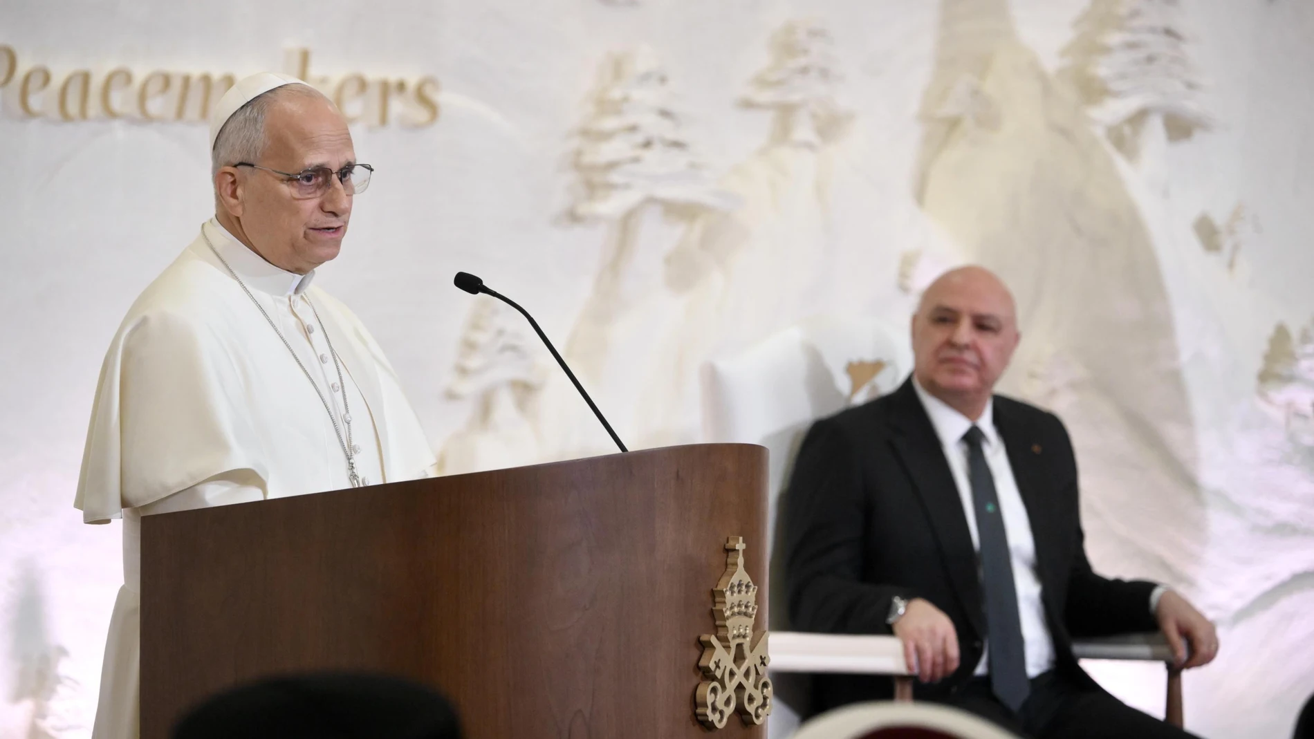 Beirut (Lebanon), 30/11/2025.- Pope Leo XIV (L), accompanied by Lebanese President Joseph Aoun (R), speaks during a meeting with authorities, civil society, and the diplomatic corps at the Presidential Palace in Beirut, Lebanon, 30 November 2025. Pope Leo XIV is on his first apostolic visit outside Italy since his election as pontiff. He visited Turkey from 27 November and continues his journey to Lebanon from 30 November until 02 December. (Papa, Italia, Líbano, Turquía) EFE/EPA/ALESSANDRO D...