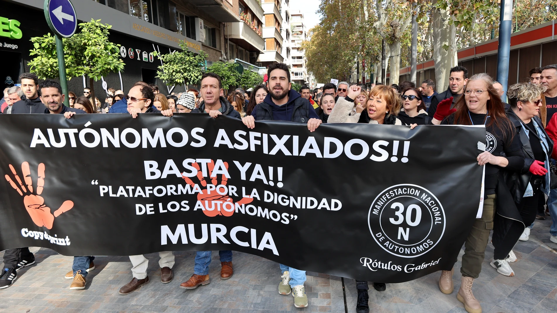 MURCIA, 30/11/2025.- Los autónomos han salido a la calle en Murcia esta mañana para protestar contra la asfixia fiscal y reclamar condiciones dignas. La protesta, convocada por la Plataforma por la Dignidad de los Autónomos, ha partido desde la plaza Circular hasta La Glorieta entre reivindicaciones de cuotas justas, pago según ingresos reales y protección social. EFE/Juan Carlos Caval