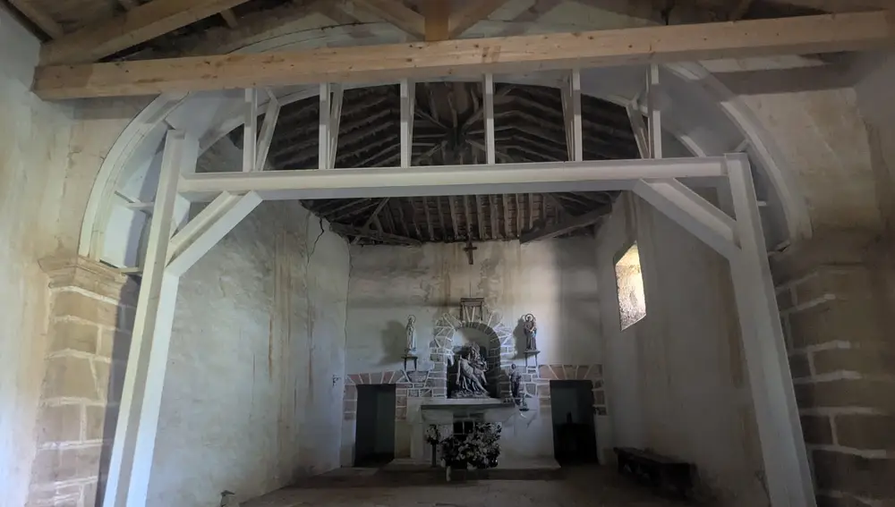 Interior de la ermita de San Roque, entre Valdavido y Truchas (León)