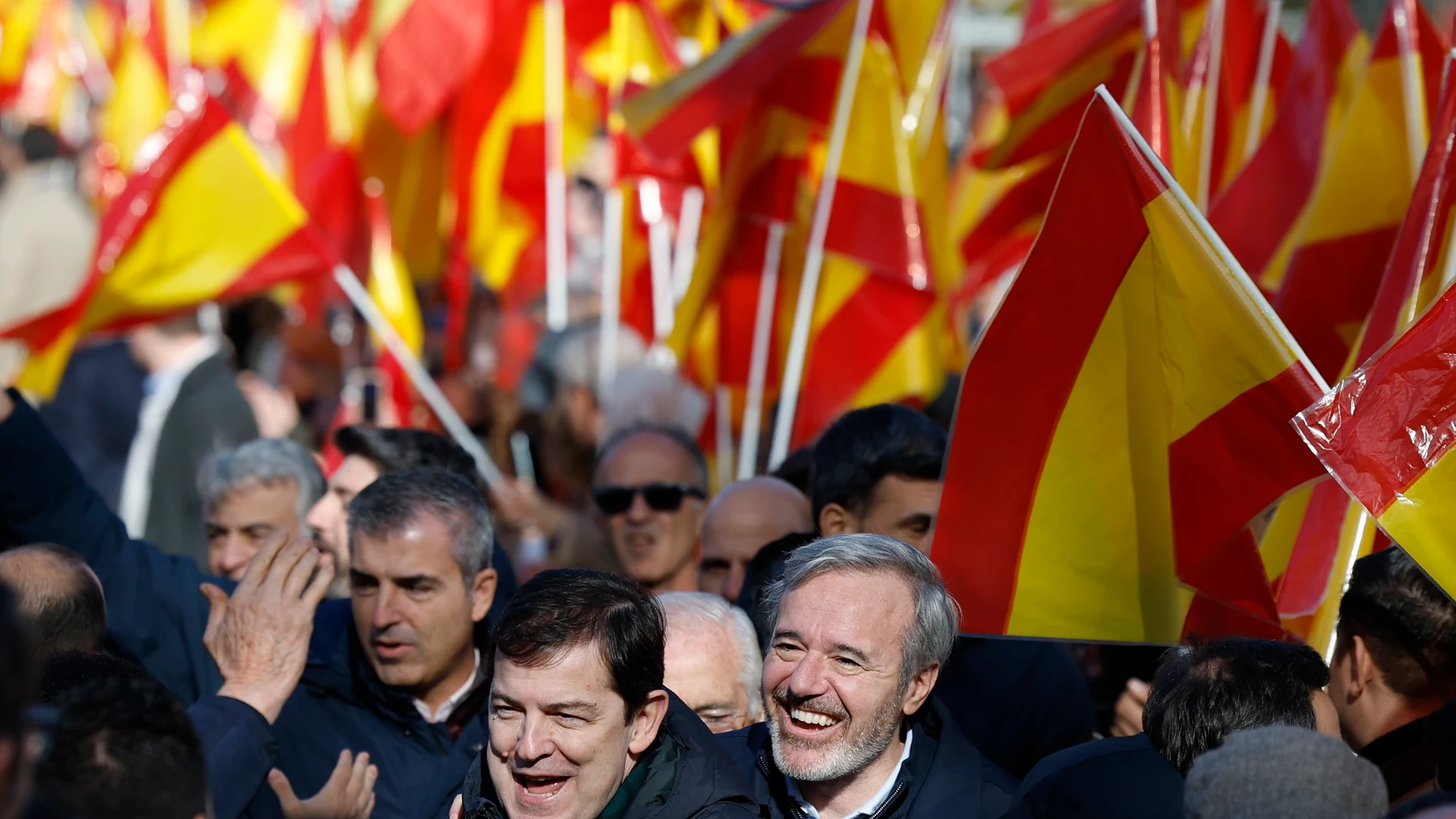 MADRID, 30/11/2025.- El presidente de la Junta de Castilla y León, Alfonso Fernández Mañueco (c), y el presidente de Aragón, Jorge Azcón (d) participan en la concentración contra el Gobierno de Pedro Sánchez, por los casos de corrupción que protagonizan José Luis Ábalos, Koldo García y Santos Cerdán, convocada por el Partido Popular (PP) en el Templo de Debod en Madrid, este domingo. EFE/ Juanjo Martín