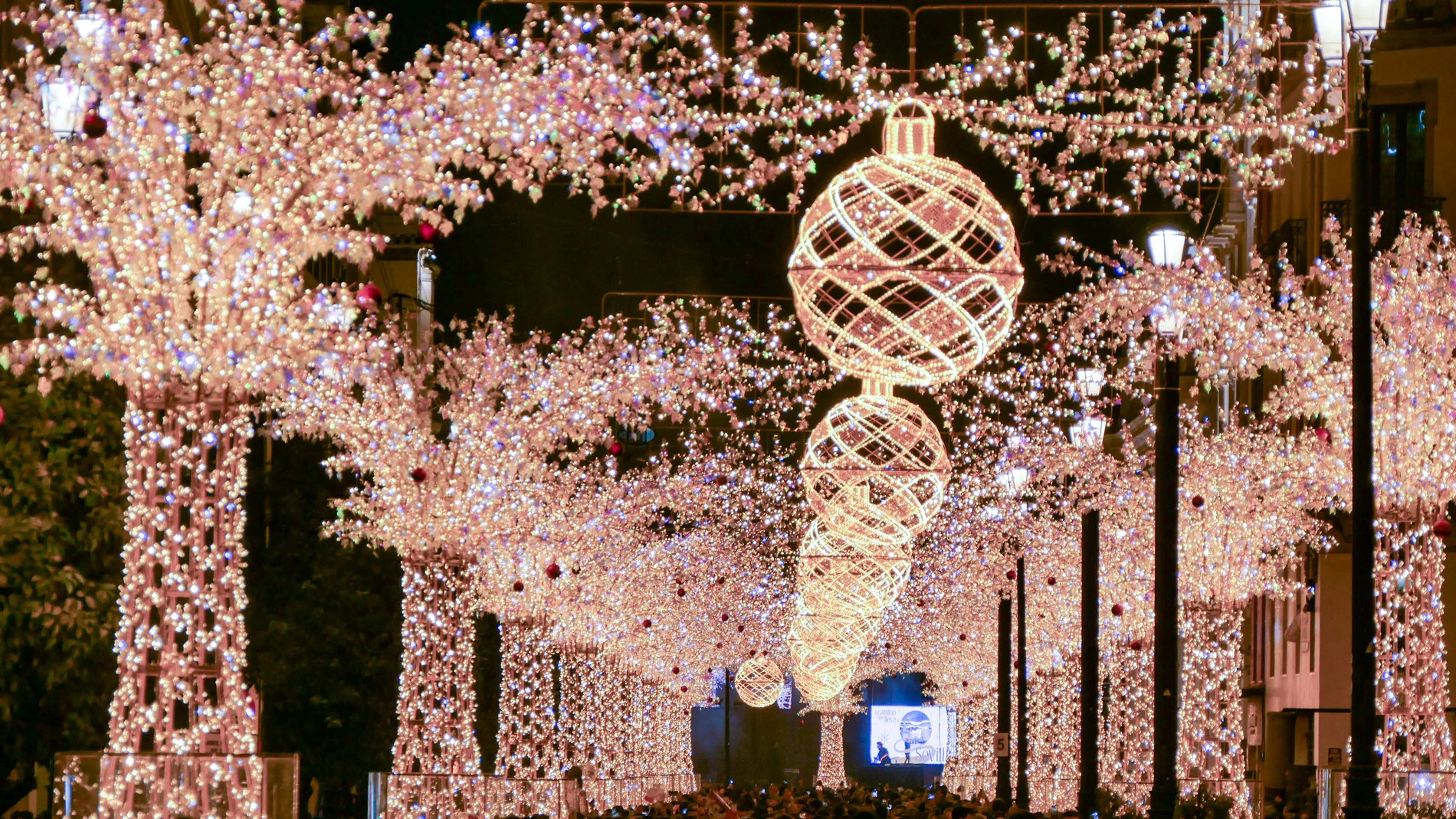 La avenida de la Constitución de Sevilla iluminada