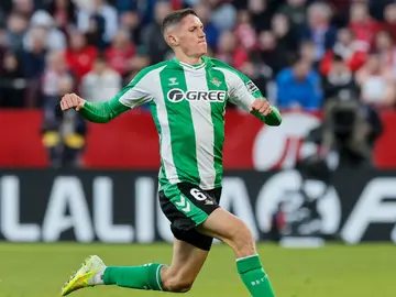 Sevilla FC - Real Betis SEVILLA, 30/11/2025.- El centrocampista del Betis Sergi Altimira celebra tras marcar el 0-2 durante el partido de LaLiga entre Sevilla FC y Real Betis celebrado este domingo en el Estadio Ramón Sánchez-Pizjuán de Sevilla. EFE/ José Manuel Vidal