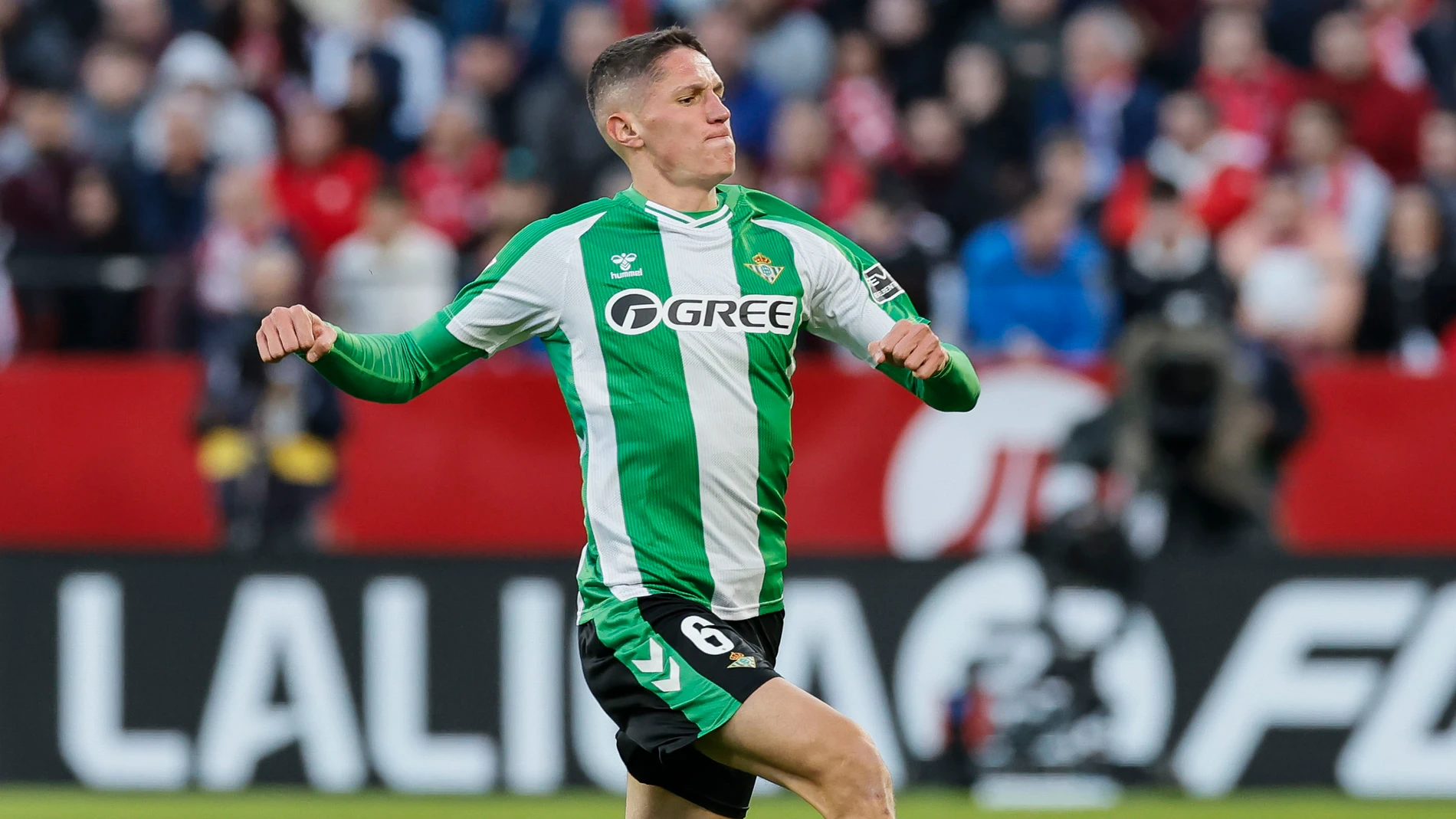 SEVILLA, 30/11/2025.- El centrocampista del Betis Sergi Altimira celebra tras marcar el 0-2 durante el partido de LaLiga entre Sevilla FC y Real Betis celebrado este domingo en el Estadio Ramón Sánchez-Pizjuán de Sevilla. EFE/ José Manuel Vidal