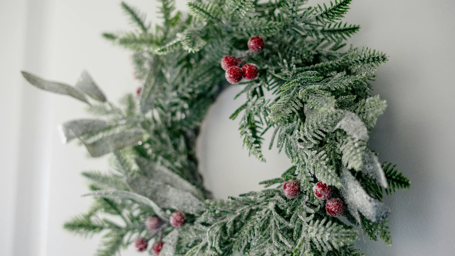 Olvídate de la corona y del lazo rojo: así es el adorno de puerta que en 2025 firma la Navidad más elegante