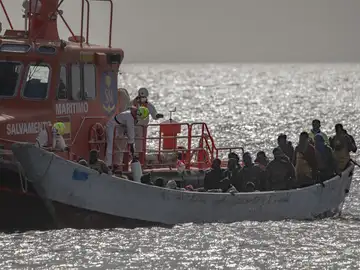 Imagen de archivo del rescate de un cayuco a 23 millas de La Restinga Imagen de archivo del rescate de un cayuco a 23 millas de La Restinga