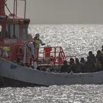 Imagen de archivo del rescate de un cayuco a 23 millas de La Restinga