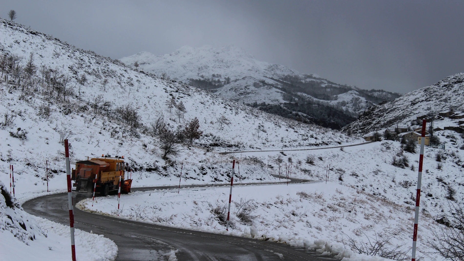 SOTRES, 30/11/2025.- Imagen de la carretera entre las localidades asturiana de Sotres y la Tresviso, Cantabria, donde vehículos de mantenimiento despejan hoy domingo la nieve caida en la zona. EFE/Eva García.