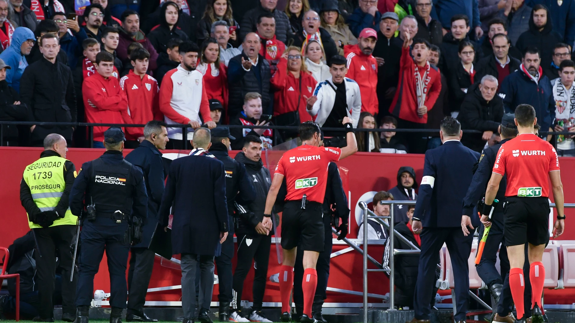 SEVILLA, 30/11/2025.- El partido entre Sevilla y Betis en el Sánchez Pizjuán ha sido aplazado por arbitro José Luis Munuera (c) en su tramo final por los objetos que han sido arrojados desde la grada. EFE/ Raúl Caro