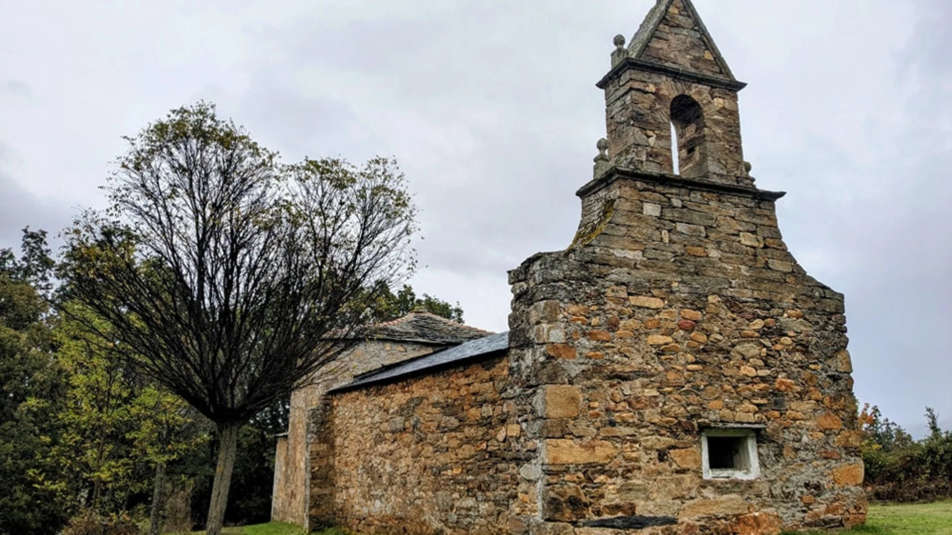 Ermita de San Roque, entre Valdavido y Truchas (León)