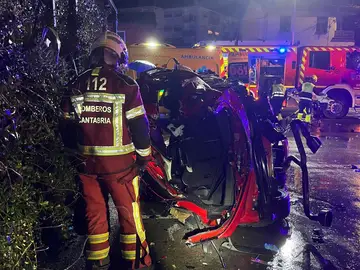 Fallecen tres jóvenes en un accidente de tráfico en Cabezón de la Sal CABEZÓN DE LA SAL (CANTABRIA), 30/11/2025.- Tres jóvenes de 22, 23 y 25 años, han fallecido esta madrugada tras salirse de la vía el vehículo en el que viajaban en la N-634, en el municipio de Cabezón de la Sal. Según ha informado la Delegación del Gobierno en Cantabria, por causas que se están investigando, el conductor ha perdido el control del vehículo y se ha subido por una isleta. EFE/ 112 Cantabria SOLO USO EDITORIAL/SOLO DISPONIBLE PARA ILUSTRAR LA NOTICIA QUE ACOMPAÑA (CRÉDITO OBLIGA...