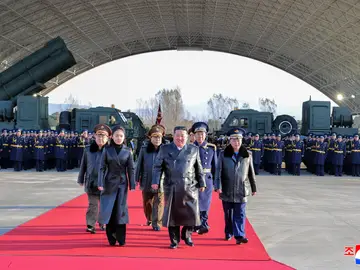 Ceremony for KPAs 80th founding anniversary in Pyongyang Pyongyang (Korea, Democratic People's Republic Of), 30/11/2025.- A photo released by the official Korean Central News Agency (KCNA) shows North Korean leader Kim Jong Un (R) and his daughter Kim Ju Ae (L) visiting the Kalma Airport of the 59th Kil Yong Jo Hero Flying Group of the Second Air Wing to mark the 80th founding anniversary of the Korean People's Army (KPA) Air Force in Pyongyang, North Korea, 28 November 2025 (issued 30 November 2025). The visit was carried out to celebrate the 80th...