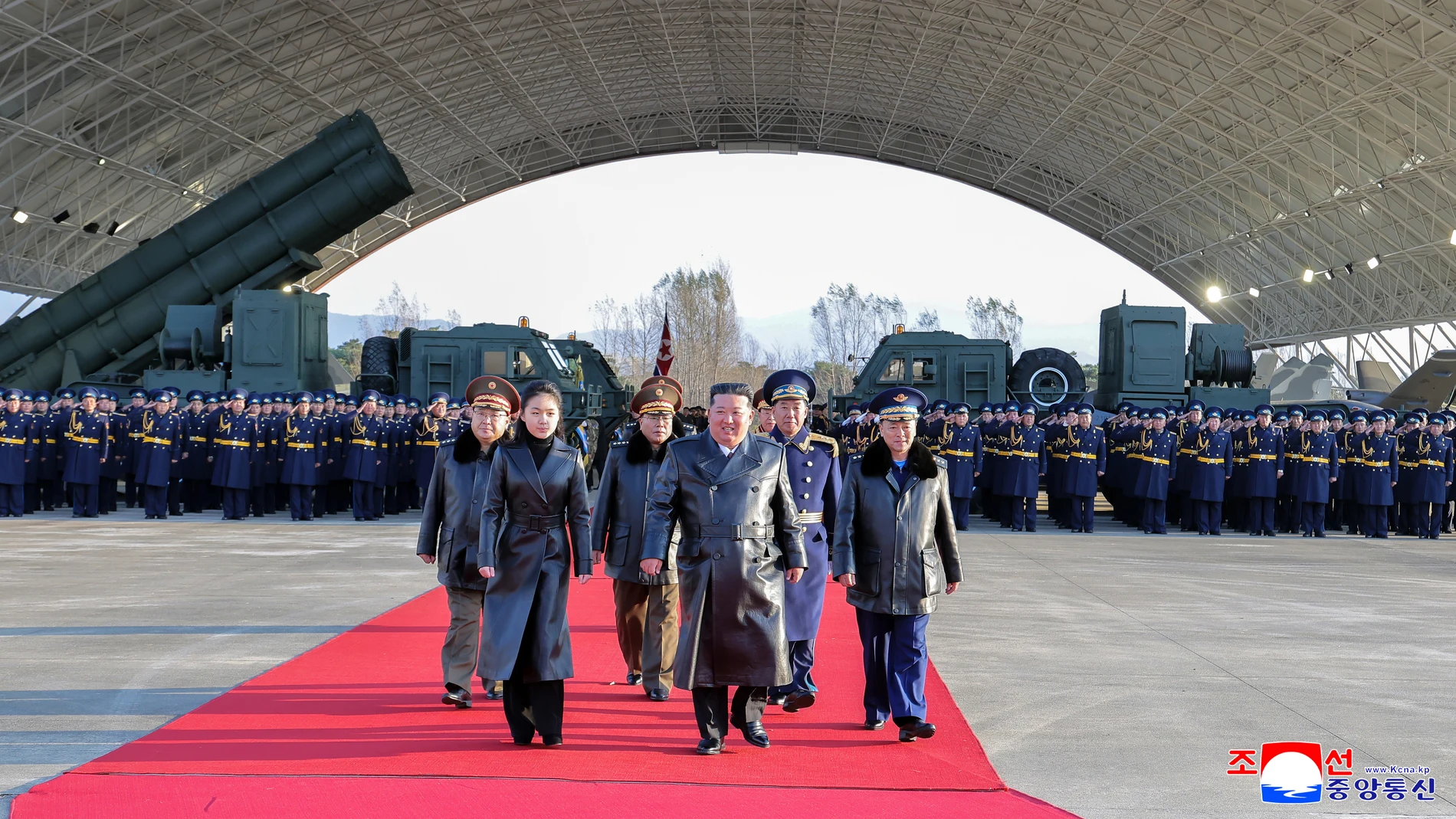 Pyongyang (Korea, Democratic People's Republic Of), 30/11/2025.- A photo released by the official Korean Central News Agency (KCNA) shows North Korean leader Kim Jong Un (R) and his daughter Kim Ju Ae (L) visiting the Kalma Airport of the 59th Kil Yong Jo Hero Flying Group of the Second Air Wing to mark the 80th founding anniversary of the Korean People's Army (KPA) Air Force in Pyongyang, North Korea, 28 November 2025 (issued 30 November 2025). The visit was carried out to celebrate the 80th...