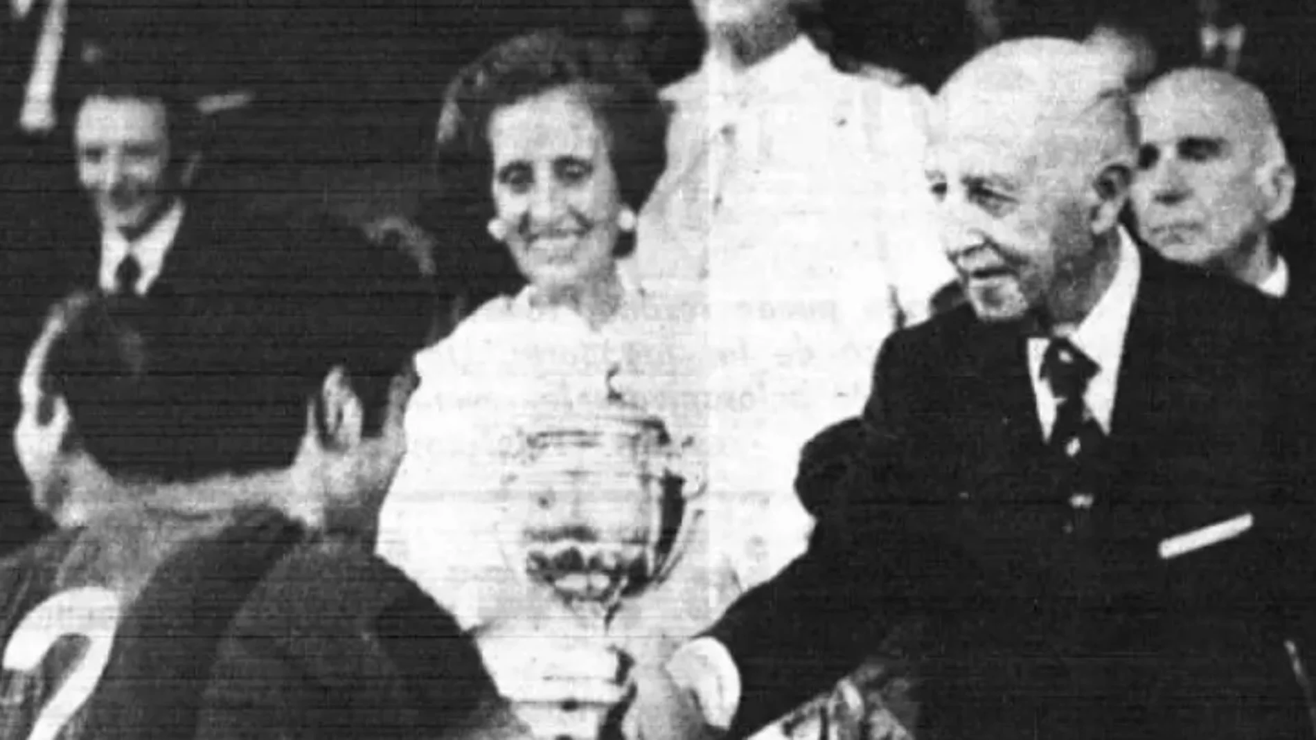 Franco entrega la Copa del Generalísimo al Barça