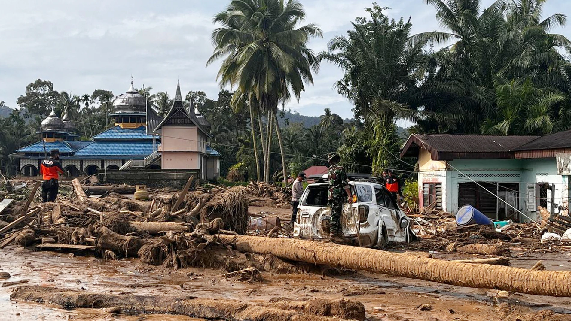 Rescuers search for victims at a village affected by flash flooding, in Agam, West Sumatra, Indonesia, Sunday, Nov. 30, 2025. (AP Photo/Ade Yuandha)