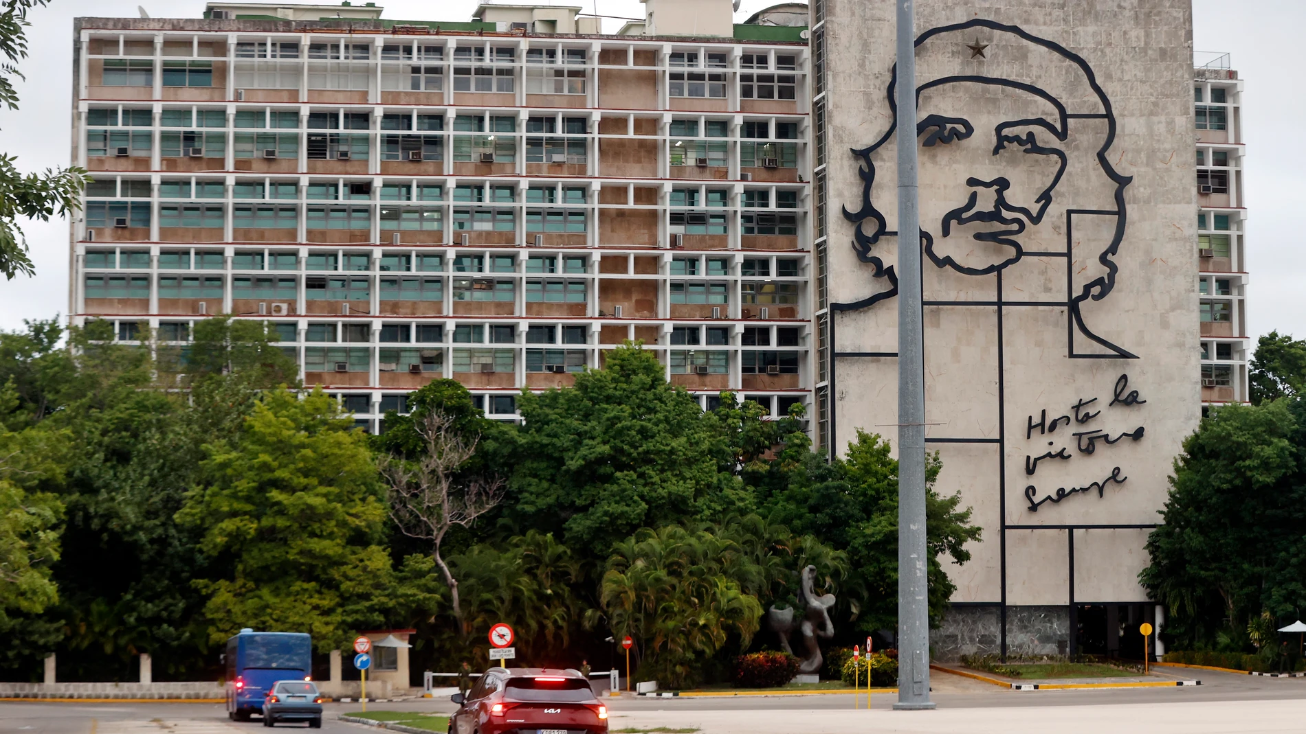 AME3863. LA HABANA (CUBA), 30/11/2025.- Fotografía donde se observa el edificio del Ministerio del Interior de Cuba (Minint) con la imagen del guerrillero argentino-cubano Ernesto 'Ché' Guevara este viernes, en la plaza de la Revolución en La Habana (Cuba). La presión militar de Washington sobre Venezuela y la fijación con Cuba del secretario de Estado de EE.UU., Marco Rubio, preocupan sobremanera en La Habana, donde se analizan las derivadas políticas y sobre todo económicas de un potencial ...