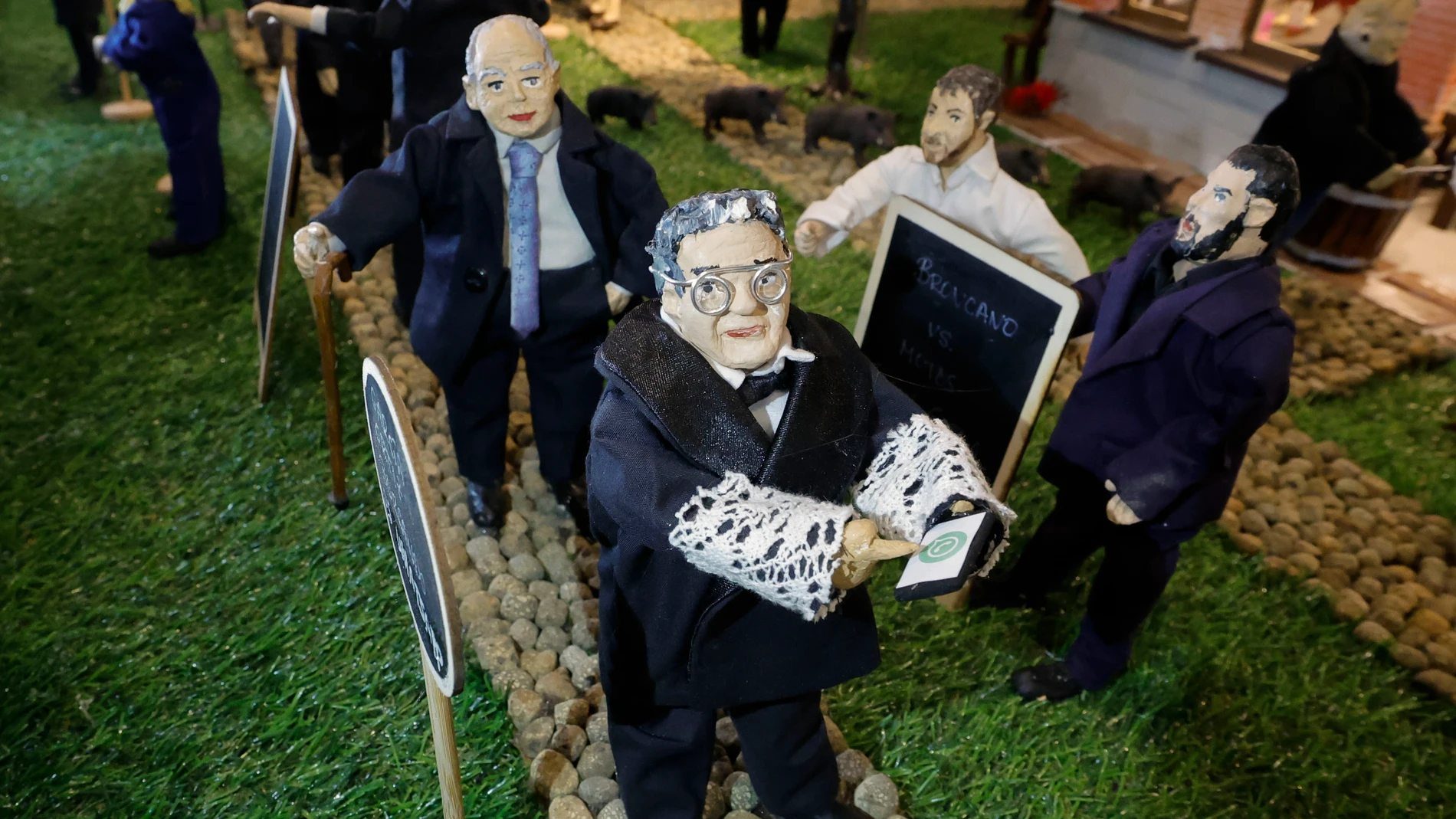 VALGA, PONTEVEDRA, 30/11/2025.- Personajes de actualidad, como el fiscal Álvaro Ortiz Jordi Pujol, Broncano o Pablo Motos, forman parte del belén artesanal en movimiento de Valga, y ha sido inaugurado hoy domingo en la localidad pontevedresa. EFE/Lavandeira jr