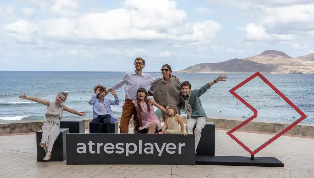 Parte del elenco protagonista de «Padre no hay más que uno: la serie»