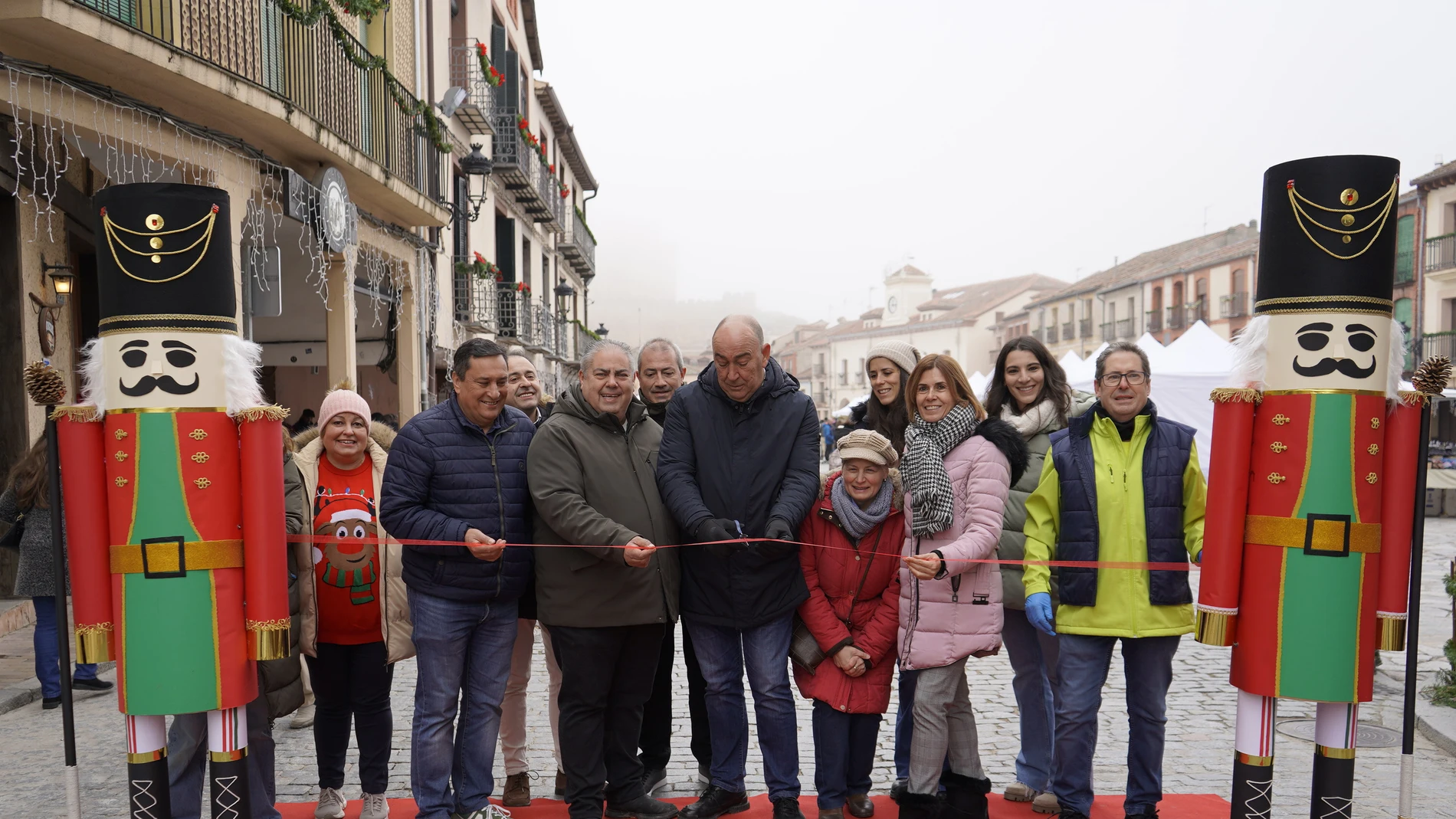 Miguel Ánge de Vicente al inauguar la feria navideña de Turégano