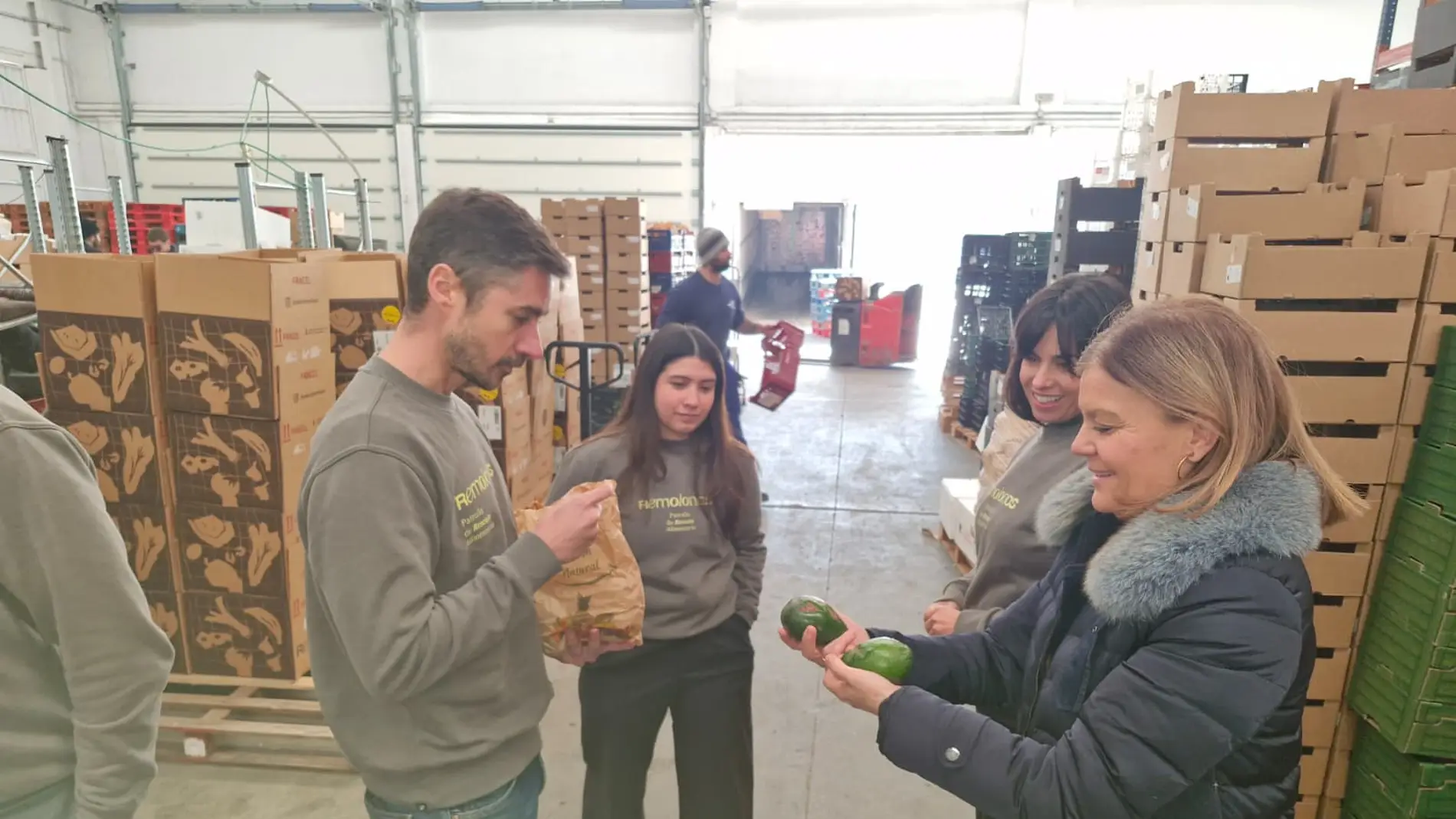La directora general de la Industria y Cadena Agroalimentarias, Cristina Frías, visita el centro de distribución que Remolonas Foods, Premio Alimentos de España a la Innovación 2025, posee en Valladolid y desde el que realiza envíos de cestas multiproducto a unos 2.000 clientes cada semana