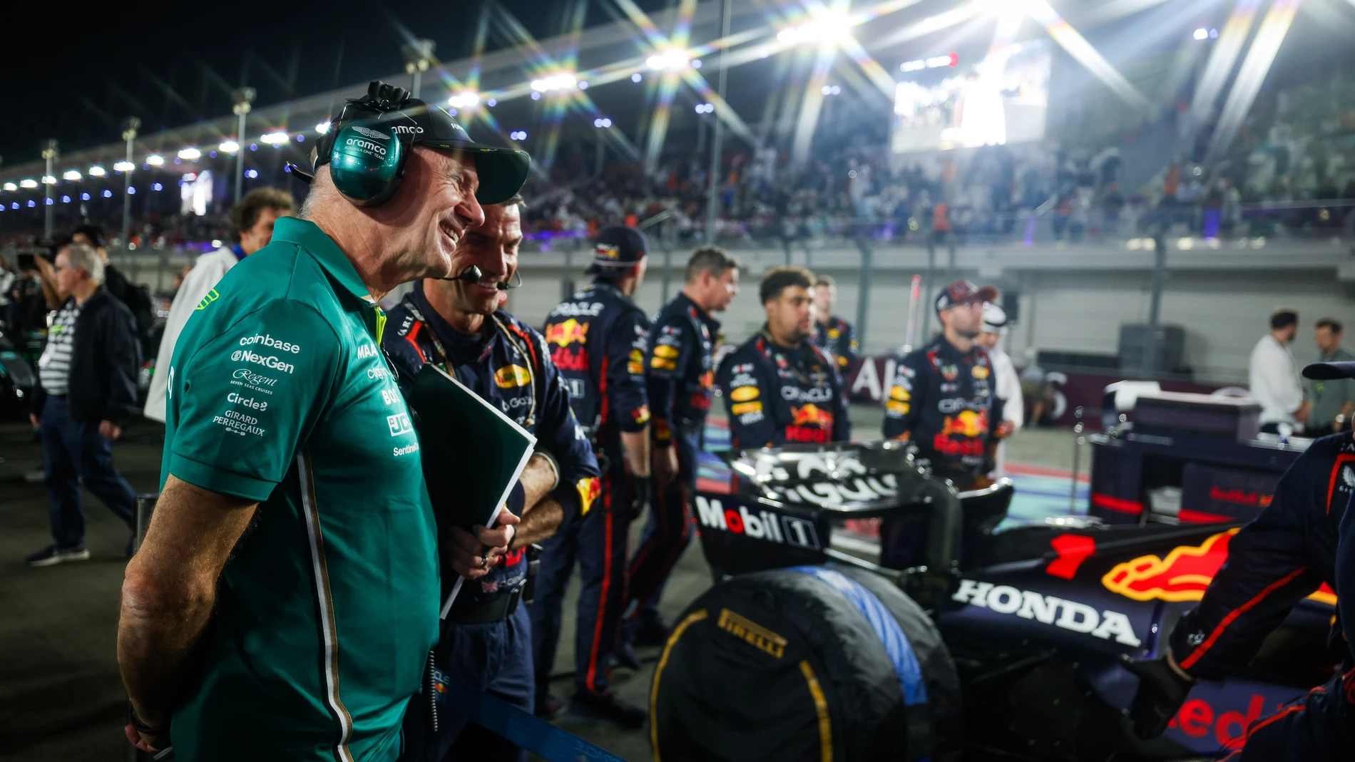 NEWEY Adrian (gbr), Technical Director of Aston Martin F1 Team, portrait in front of the Red Bull Racing RB21, on the starting grid during the 2025 Formula 1 Qatar Grand Prix, 23th round of the 2025 FIA Formula One World Championship from November 28 to 30, 2025 on the Lusail International Circuit, in Lusail, Qatar - Photo Florent Gooden / DPPI AFP7 30/11/2025 ONLY FOR USE IN SPAIN