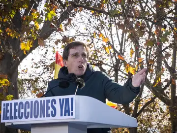 Almeida en la manifestación contra la corrupción Almeida en la manifestación contra la corrupción