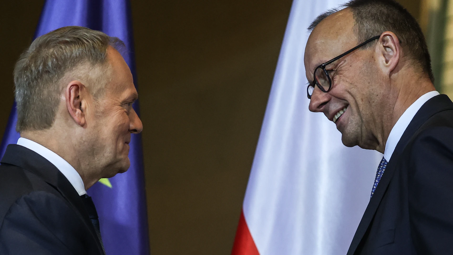 Berlin (Germany), 01/12/2025.- German Chancellor Friedrich Merz (R) and Polish Prime Minister Donald Tusk attend a press conference during the German-Polish government consultation at the chancellery in Berlin, Germany, 01 December 2025. (Alemania, Polonia) EFE/EPA/FILIP SINGER