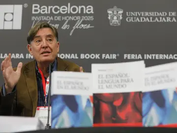El español tiene 635 millones de hablantes en 2025, el más hablado tras mandarín e hindi MEX9933. GUADALAJARA (MÉXICO), 30/11/2025.- El escritor español e integrante del Instituto Cervantes Luis García Montero habla durante la Feria Internacional del Libro (FIL) de Guadalajara este domingo, en Guadalajara (México). El número de hablantes de español ha crecido un 5 % en el último año, hasta los 635 millones de hablantes, y es la tercera lengua mayoritaria del mundo tras el chino mandarín y el hindi. EFE/ Francisco Guasco