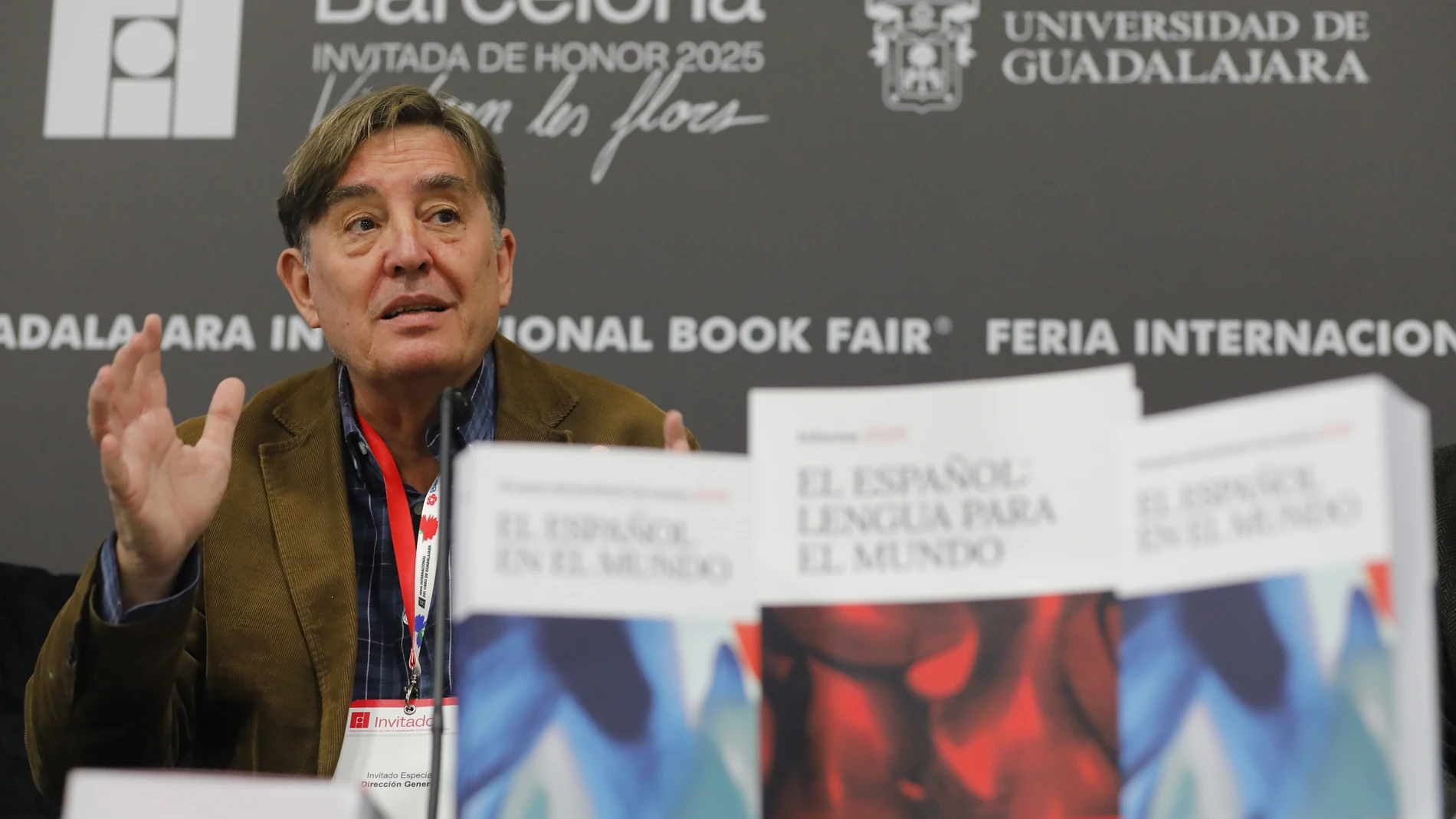 MEX9933. GUADALAJARA (MÉXICO), 30/11/2025.- El escritor español e integrante del Instituto Cervantes Luis García Montero habla durante la Feria Internacional del Libro (FIL) de Guadalajara este domingo, en Guadalajara (México). El número de hablantes de español ha crecido un 5 % en el último año, hasta los 635 millones de hablantes, y es la tercera lengua mayoritaria del mundo tras el chino mandarín y el hindi. EFE/ Francisco Guasco