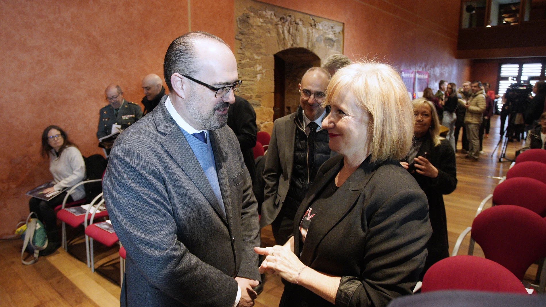 La consejera Leticia García conversa con el alcalde de Ponferrada, Marco Morala