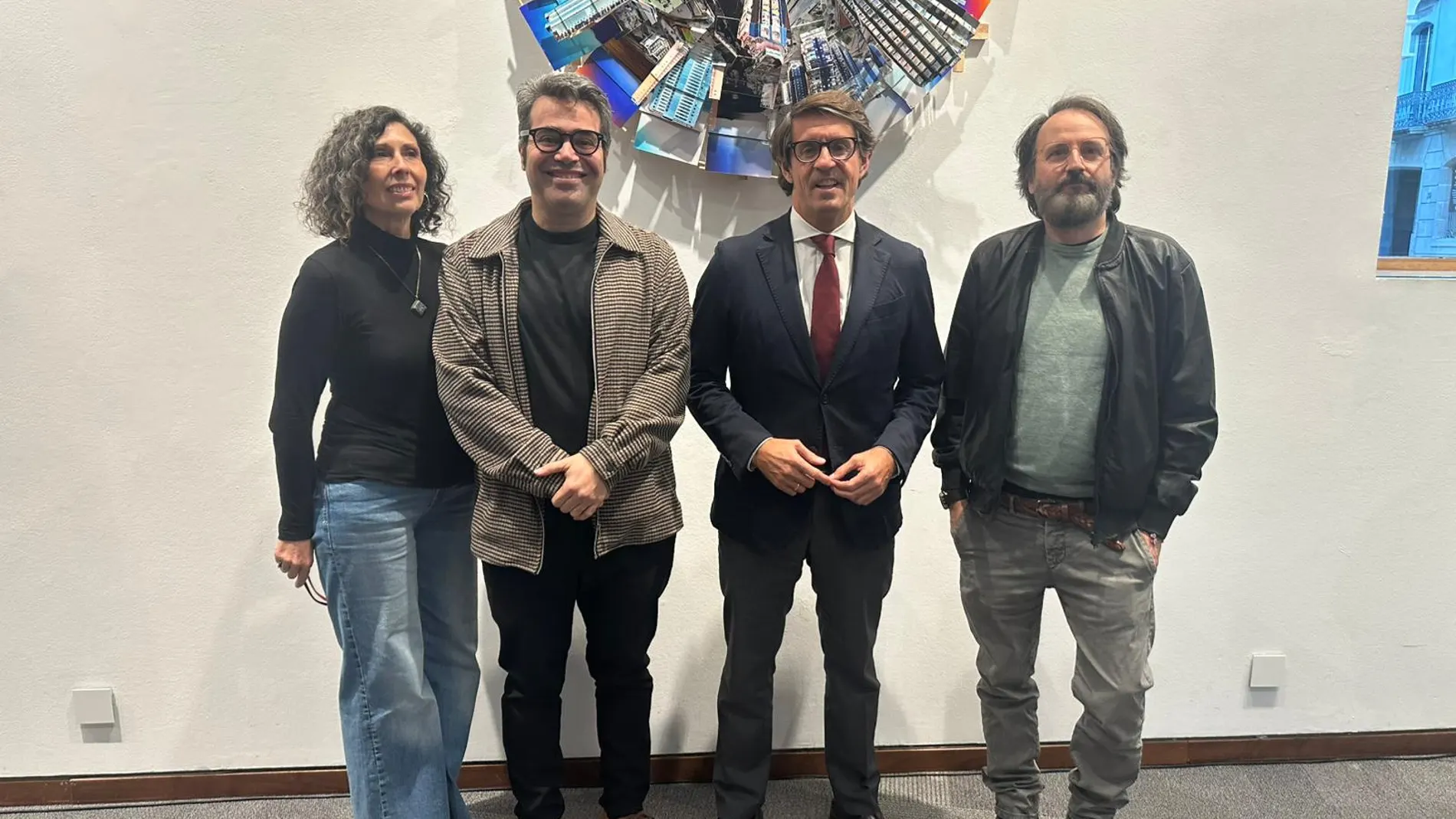 La directora del Instituto de Cultura Juan-Gil Albert de Alicante, Cristina Martínez, con Pablo Mas, uno de los premiados, el diputado de Cultura, Juan de Dios Navarro, y Adán Aliaga, el otro director premiado