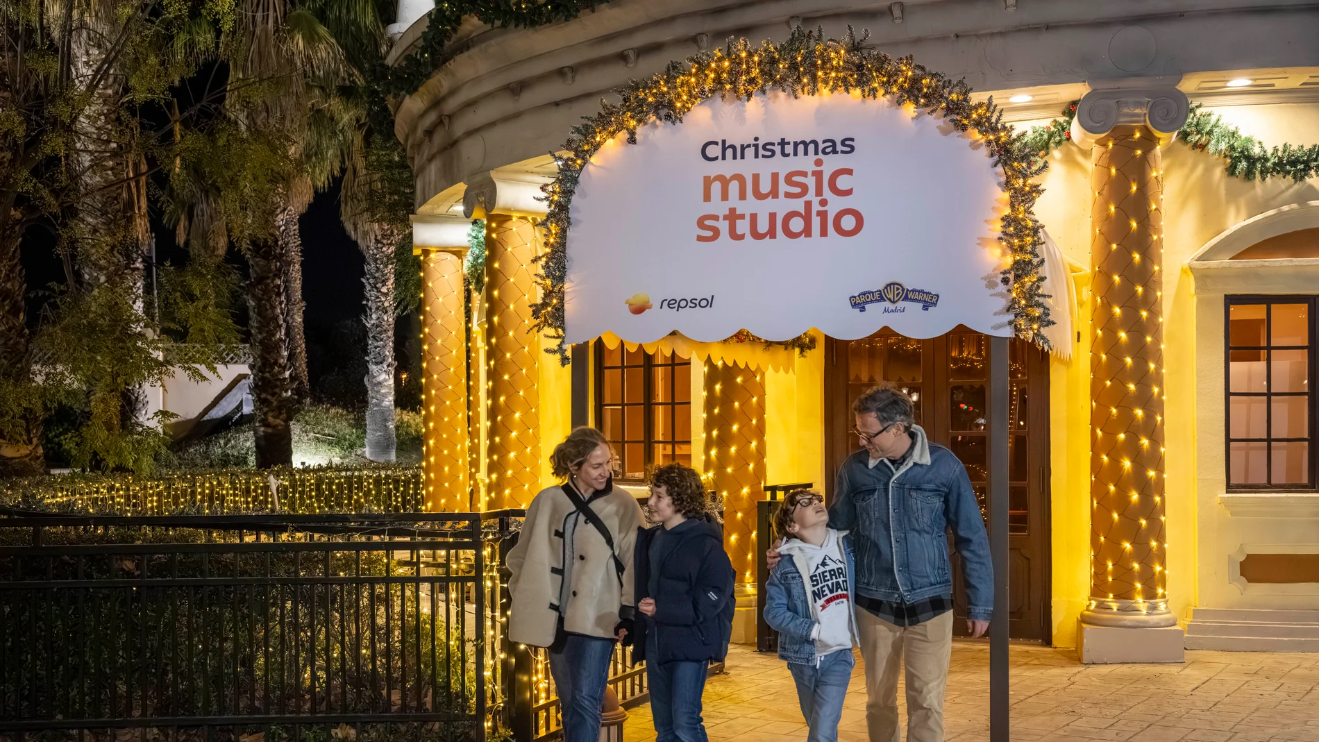 En el Repsol Christmas Music Studio de Parque Warner Madrid, podrás grabar tu propio villancico navideño