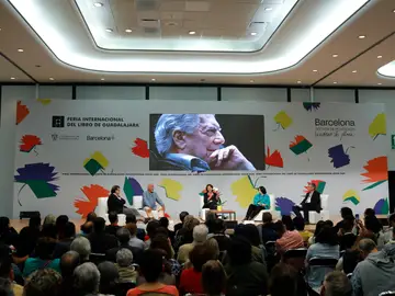 La FIL de Guadalajara dice adiós a Mario Vargas Llosa, "fuente inagotable" de literatura MEX9963. GUADALAJARA (MÉXICO), 30/11/2025.- De izquierda a derecha el escritor español Javier Cercas, el escritor cubano Leonador Padura, la directora editorial de Alfagura, Pilar Reyes; la directora general de la FIL, Marisol Schulz, y el periodista español Xavi Ayén posando durante un homenaje póstumo al escritor peruano Mario Vargas Llosa este domingo, en Guadalajara (México). La Feria Internacional del Libro (FIL) de Guadalajara despidió a Vargas Llosa, a quien se celebró como una "fuente...