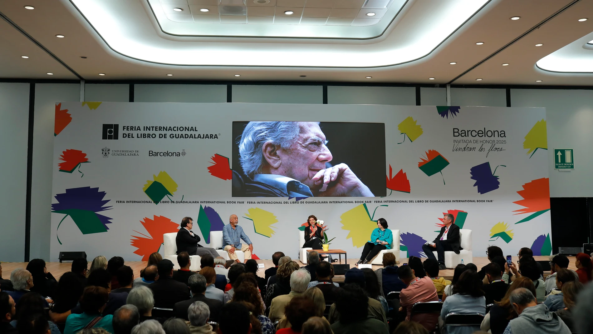 MEX9963. GUADALAJARA (MÉXICO), 30/11/2025.- De izquierda a derecha el escritor español Javier Cercas, el escritor cubano Leonador Padura, la directora editorial de Alfagura, Pilar Reyes; la directora general de la FIL, Marisol Schulz, y el periodista español Xavi Ayén posando durante un homenaje póstumo al escritor peruano Mario Vargas Llosa este domingo, en Guadalajara (México). La Feria Internacional del Libro (FIL) de Guadalajara despidió a Vargas Llosa, a quien se celebró como una "fuente...