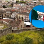 Imagen de archivo sobre Extremadura junto a la bandera de México