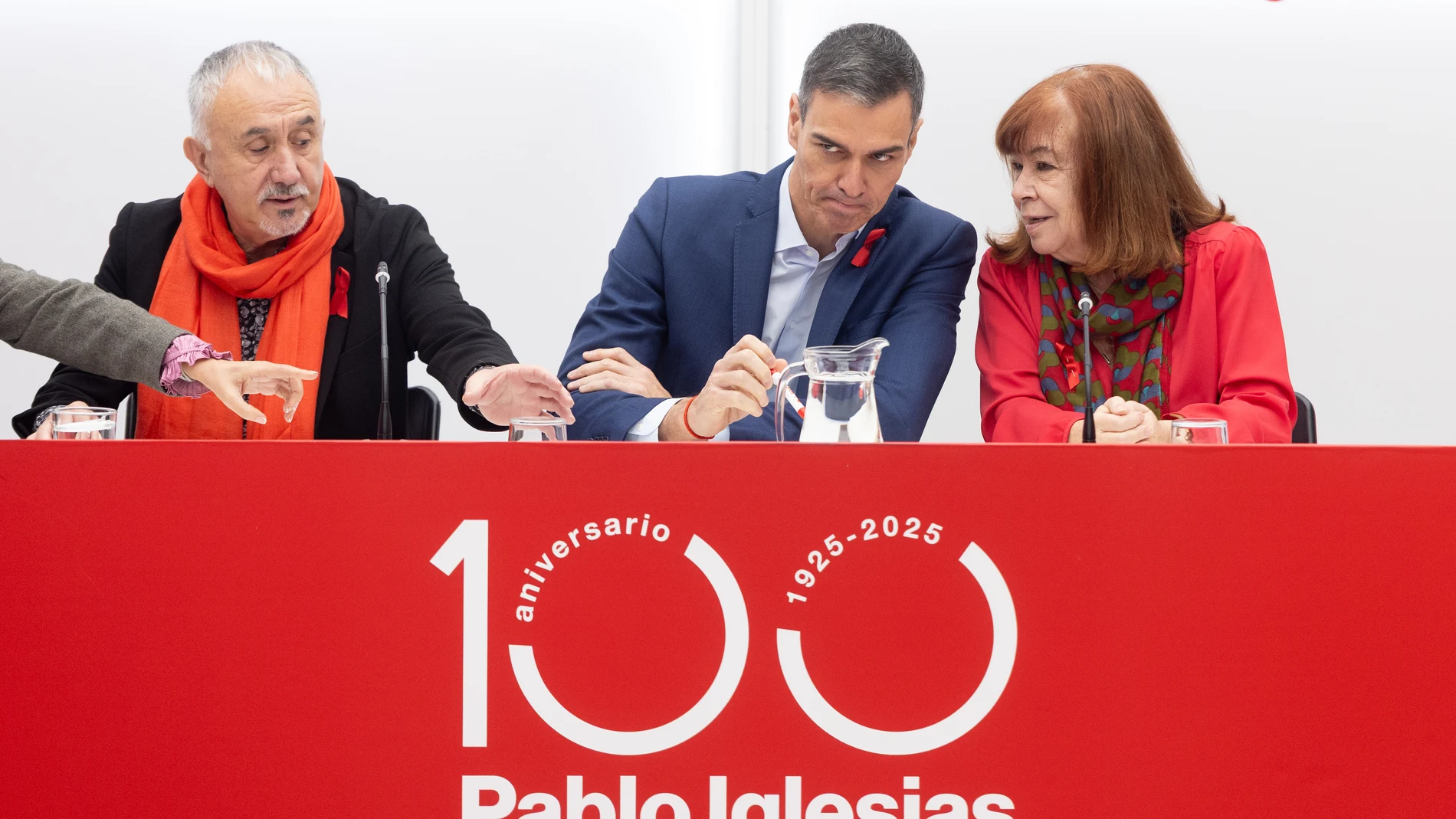El presidente del Gobierno y secretario general del PSOE, Pedro Sánchez (d), la presidenta del PSOE, Cristina Narbona (d) durante un acto por el centenario del fallecimiento de Pablo Iglesias, en la sede del PSOE, a 1 de diciembre de 2025, en Madrid (España). Sánchez y Álvarez han encabezado la visita de ambas Ejecutivas a la exposición instalada en el espacio Pedro Zerolo por el centenario del fallecimiento del fundador de ambas organizaciones, Pablo Iglesias Posse. 01 DICIEMBRE 2025 Eduar...