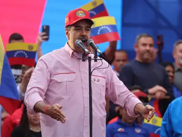 Chavistas en Caracas dicen que buscan la paz, pero están listos para "defender la patria" AME4714. CARACAS (VENEZUELA), 01/12/2025.- El presidente de Venezuela, Nicolás Maduro, habla durante una movilización este lunes, en Caracas (Venezuela). Chavistas afirmaron que buscan la paz, pero están preparados para "defender la patria", durante una movilización para juramentar a los llamados Comandos Bolivarianos Integrales en medio de las tensiones por el despliegue militar de Estados Unidos en el Caribe. EFE/ Miguel Gutiérrez