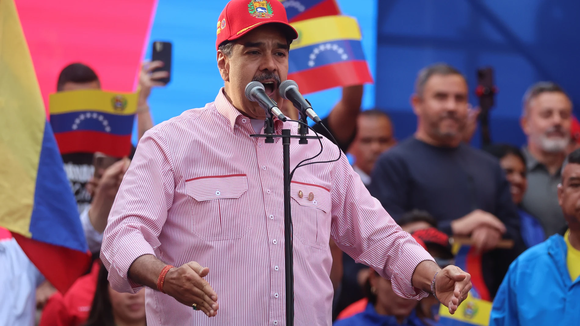 AME4714. CARACAS (VENEZUELA), 01/12/2025.- El presidente de Venezuela, Nicolás Maduro, habla durante una movilización este lunes, en Caracas (Venezuela). Chavistas afirmaron que buscan la paz, pero están preparados para "defender la patria", durante una movilización para juramentar a los llamados Comandos Bolivarianos Integrales en medio de las tensiones por el despliegue militar de Estados Unidos en el Caribe. EFE/ Miguel Gutiérrez