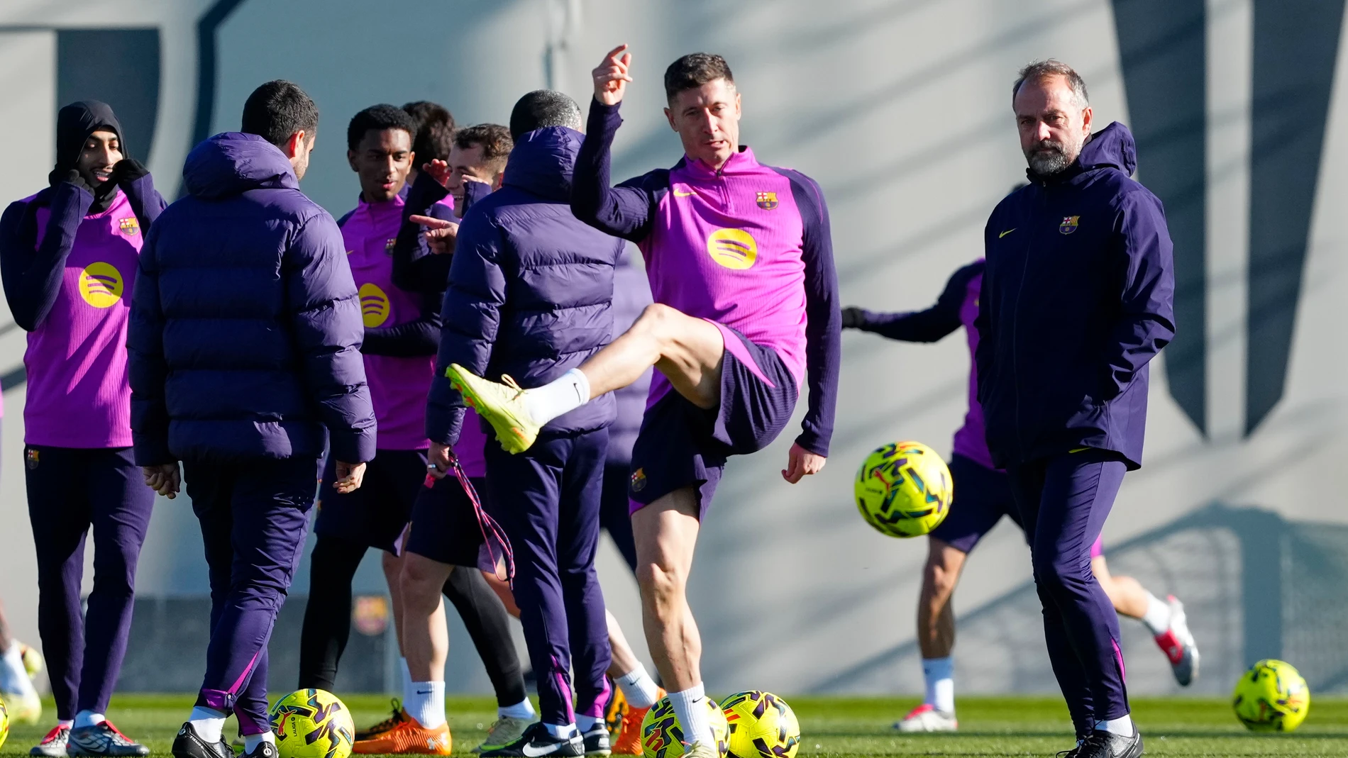 GRAFCAT5081. SANT JOAN DESPÍ (BARCELONA), 28/11/2025.- El entrenador del FC Barcelona, Hansi Flick (d), junto a Robert Lewandowski durante el entrenamiento que el equipo azulgrana ha llevado a cabo en el ciudad deportiva Joan Gamper para preparar el partido de LaLiga que mañana disputarán ante el Atlético de Madrid en el Camp Nou, adelantado de la jornada 19. EFE/Alejandro García