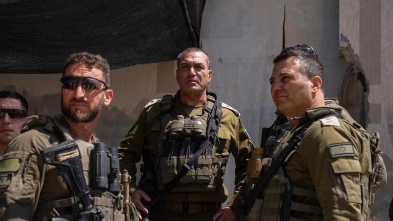 El Jefe del Estado Mayor de las FDI, el teniente general Eyal Zamir (centro), el Jefe del Comando Sur, el general. Yaniv Asor (derecha) y el jefe de la división de Gaza, el general de brigada Barak Hiram (izq.), en la Franja de Gaza en agosto de 2025