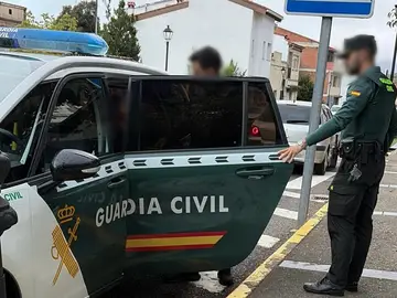 Agente de la Guardia Civil con un detenido, en una imagen de archivo Agente de la Guardia Civil con un detenido, en una imagen de archivo
