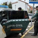 Agente de la Guardia Civil con un detenido, en una imagen de archivo