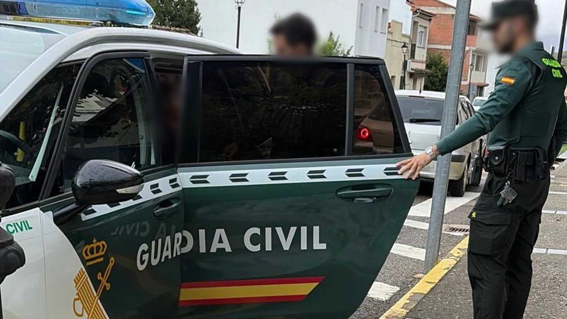 Agente de la Guardia Civil con un detenido, en una imagen de archivo